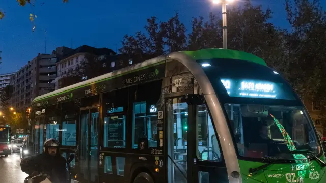 Un autobús eléctrico ie tram de Irizar en el paseo de Pamplona de Zaragoza.