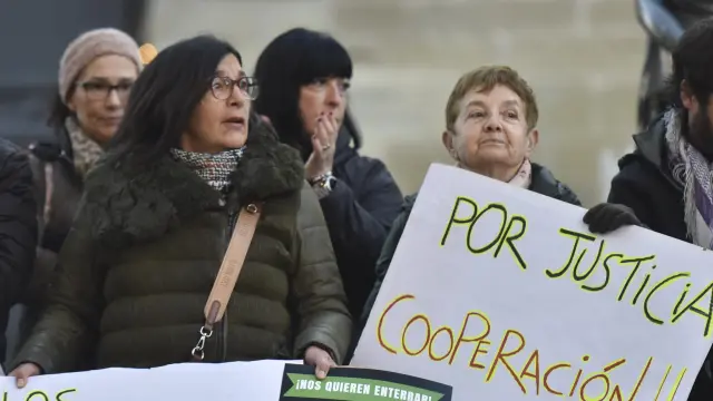 Protesta de las organizaciones solidarias de Huesca este viernes ante el Ayuntamiento.