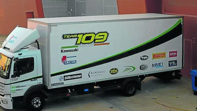 Un camión de Team 109 descargaba esta semana material en Technopark, su nueva sede logística.