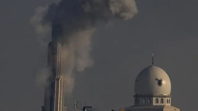 -FOTODELDIA- Khan Yunis (-), 25/12/2023.- Una columna de humo se eleva en Khan Yunis, sur de la Franja de Gaza, tras los ataques aéreos israelíes, el 25 de diciembre de 2023. EFE/HAITHAM IMAD