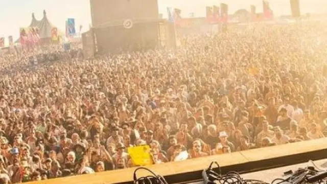 La multitud entregada al DJ en el Monegros Desert de 2022.