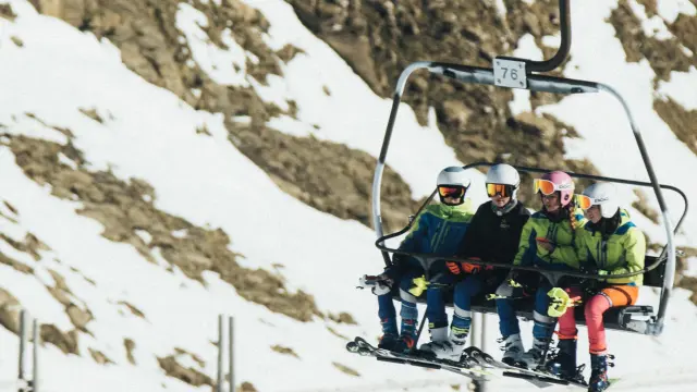 Los clientes de Candanchú disfrutaron este miércoles de una jornada de esquí soleada.