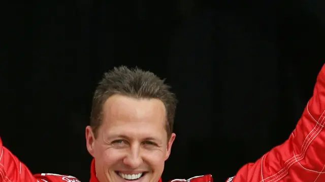 Michael Schumacher celebra un triunfo en una competición poco antes de su accidente.