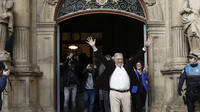 José María Asirón sale del Ayuntamiento tras ser elegido alcalde de Pamplona.