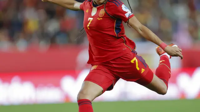 Salma Paralluelo, en un partido con España.