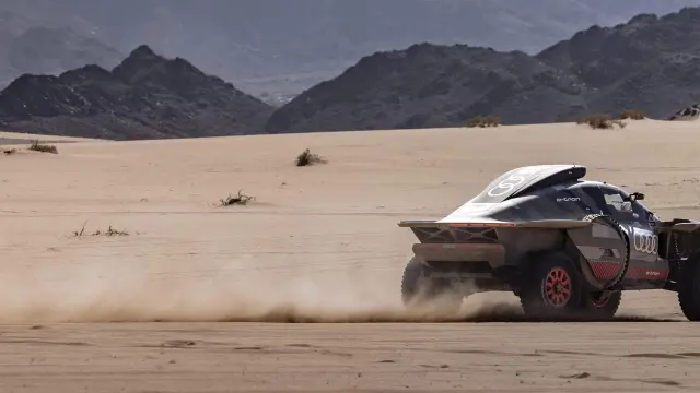 Carlos Sainz, poniendo a prueba su coche antes del inicio del Dakar.