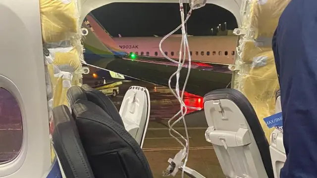 Según imágenes proporcionadas por algunos pasajeros y difundidas por la red social X, un panel de fuselaje, incluida la ventana, se desprendió poco después del despegue de un avión en Portland, Oregon