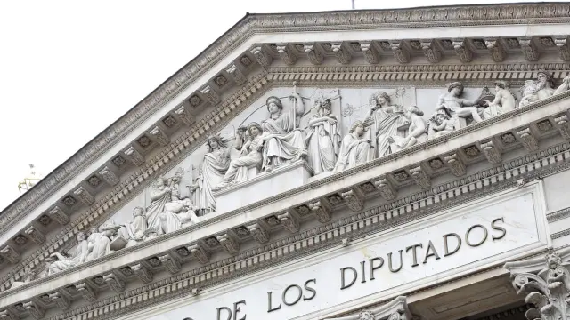 Un detalle de la fachada del Congreso de los Diputados.