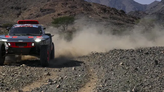 El Audi de Carlos Sainz y Lucas Cruz, en acción en el Dakar 2024