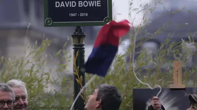 Autoridades destapan la placa que da nombre a una calle de París en honor a David Bowie.