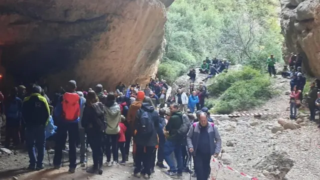 Imagen de la visita de Peña Guara al belén de las Gorgas de San Julián el pasado 25 de diciembre, donde se aprecia una zona acotada por el riesgo de caída de piedras.