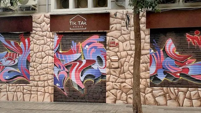 Las persianas de Tik Tak House de la calle Baltasar Gracián están echadas desde la semana pasada