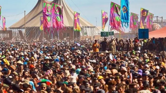 Una multitud congregada en el último Monegros Desert.