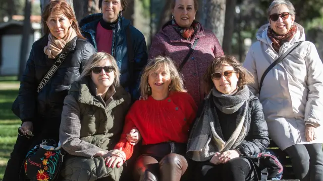 Amparo Magallón (a la derecha), junto a un grupo de compañeras de la Asociación Española Cáncer de Mama Metastásico, en una soleada mañana de invierno en el parque.