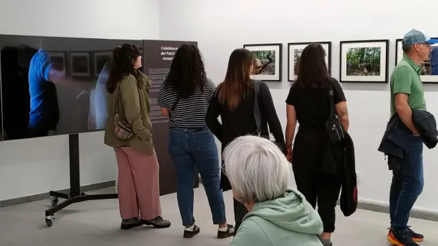Público en una de las exposiciones del Centro de Arte Contemporáneo de Aínsa.
