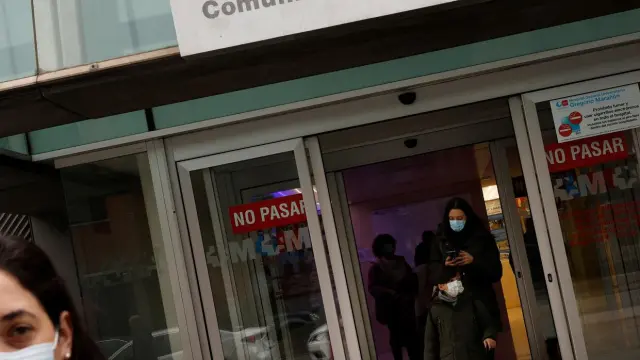 Personas con mascarillas protectoras salen del Hospital de Maternidad ODonnell en Madrid