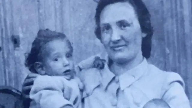El guardia civil Ramón Sarasa con su mujer, Gregoria Ortiz, y sus hijos Eugenia María del Carmen, los mellizos Ángeles y Ángel, y el más pequeño Ramón, en Canfranc durante 1945.