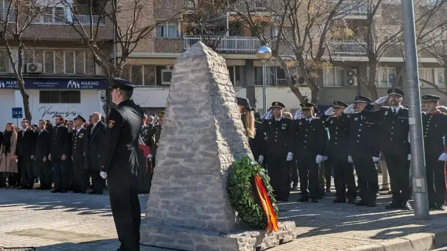 Momento del izado de la bandera en la plaza Unidad Nacional de Huesca.