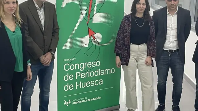 Organizadores y representantes institucionales junto al cartel del Congreso de Periodismo de 2024.