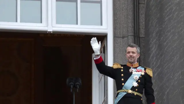 COPENHAGEN, Jan. 15, 2024 -- Denmarks newly proclaimed King Frederik X waves on the balcony of Christiansborg Palace in Copenhagen, Denmark, Jan. 14, 2024. Denmarks Crown Prince Frederik was formally proclaimed king by the countrys prime minister Mette Frederiksen on Sunday...14/01/2024 [[[EP]]]
