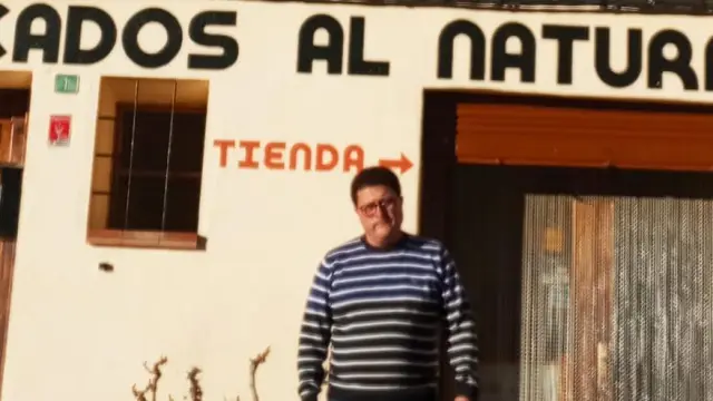 José Antonio Domingo en la fachada de la tienda Jamones El Rullo de Villarluengo.