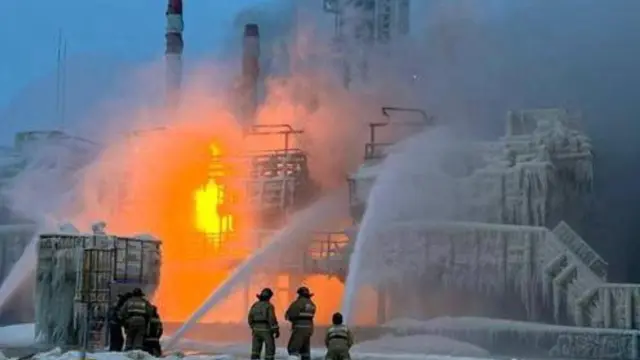 Los bomberos trabajan para extinguir el incendio declarado en la terminal de Novatek, en el puerto ruso de Ust-Luga