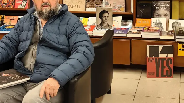 Jesús Rubio, el pasado lunes en la librería Cálamo. En sus rodillas tiene el libro 'José Domínguez Bécquer y el Álbum de Aracena'.