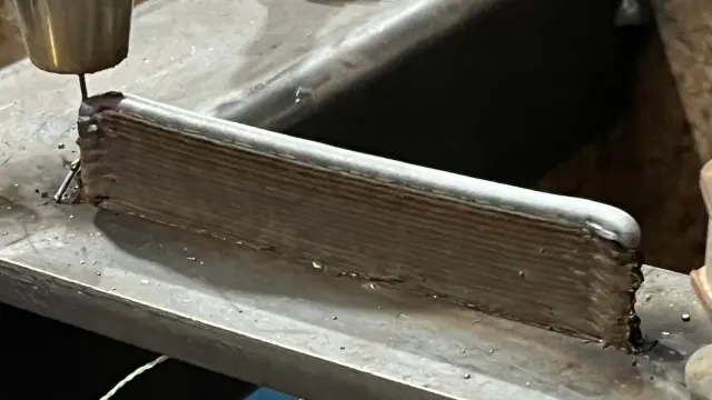 Pared fabricada mediante la deposición de veinte capas de acero. La técnica WAAM deposita material capa por capa, como una impresora 3D, pero con metal.