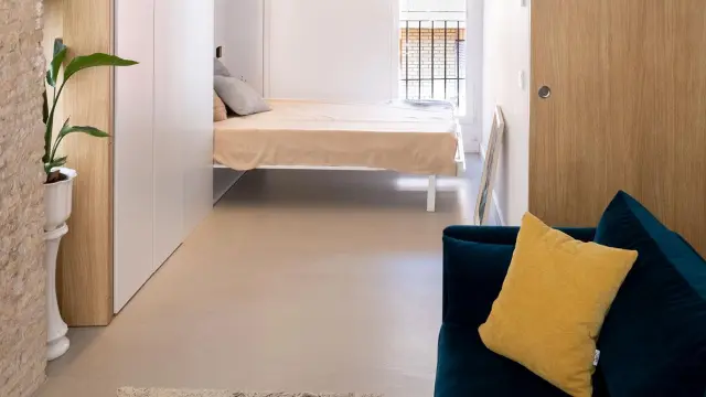 Una vivienda de Zaragoza donde la cama se esconde en la pared para transformar una pequeña sala de reunión en un dormitorio.