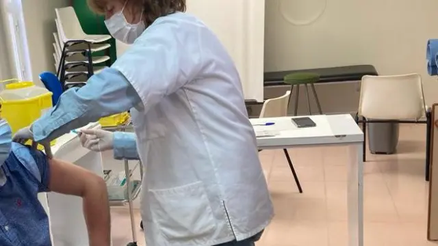 Vacunación contra la gripe en el centro de salud Bombarda, en Zaragoza.
