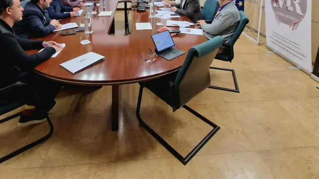 El consejero de Agricultura, Ganadería y Alimentación del Gobierno de Aragón, Ángel Samper, se ha reunido este martes con una delegación de la Federación Aragonesa de Caza (FARCAZA) encabezada por su presidente, Miguel Ángel Girón.