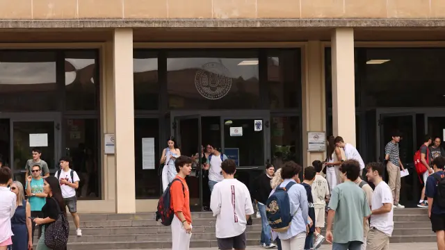 Alumnos en el campus de San Francisco de la Universidad de Zaragoza en uno de los días de la celebración de la Evau el pasado junio