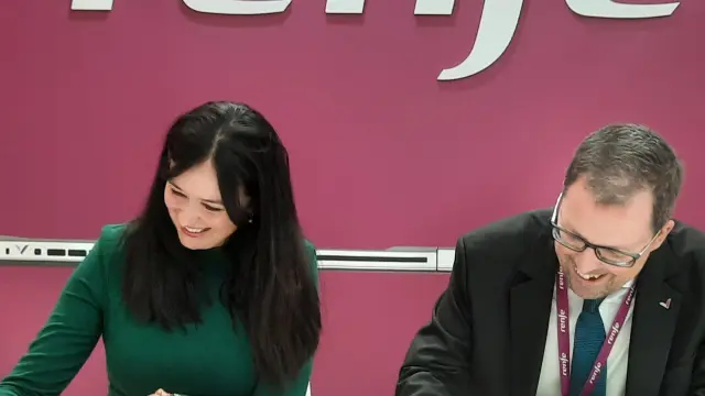 Lorena Orduna y Raúl Blanco, en la firma del convenio entre el Ayuntamiento de Huesca y Renfe.