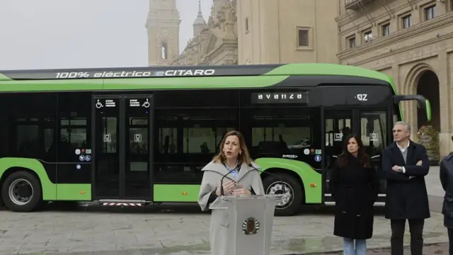 Los nuevos buses, durante su presentación este viernes en la plaza del Pilar