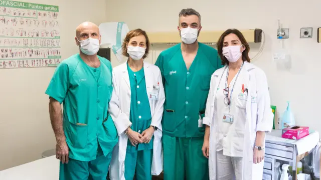 Los anestesistas Vicente Conesa y Fernando Murciano, con las enfermeras Carmen Guillén y Teresa Romero.
