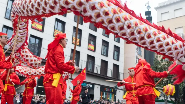 Un momento del desfile del Año Nuevo chino en el centro de Zaragoza.