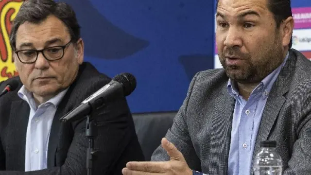 Juan Carlos Cordero, en una rueda de prensa reciente, junto al director general, Raúl Sanllehí.