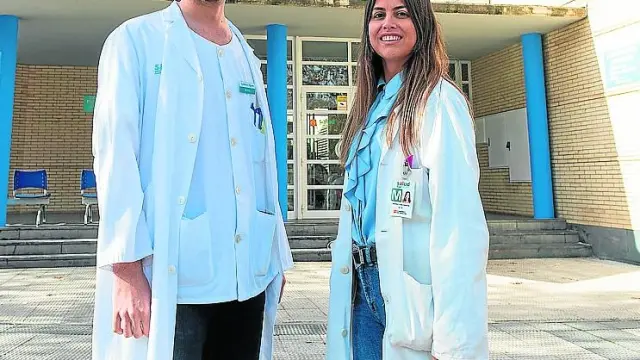Guillermo Viguera y Andrea Yuba, ambos mir de 4º año de Familia, frente al centro de salud Univérsitas de Zaragoza.
