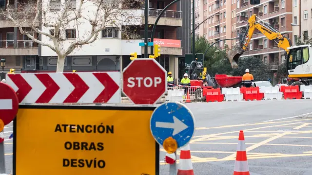 Obras de renovación de tuberías en el cruce de Paseo de Sagasta y Camino de las Torres de Zaragoza