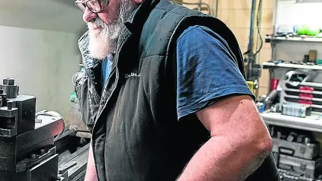 El trabajador Emilio Pérez, que acumula 42 años cotizados trabajando de tornero.