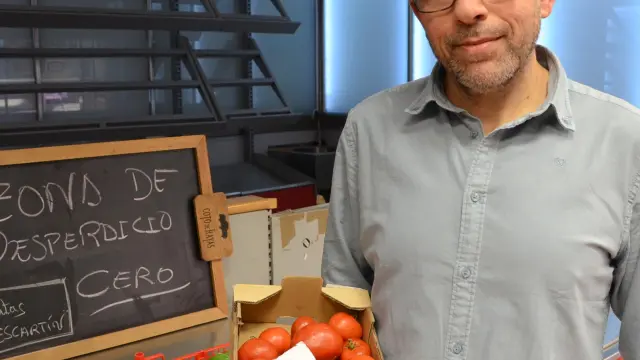 Mariano Escartín ofrece el kilo y medio de tomate kokumi maduro a 0,65 euros