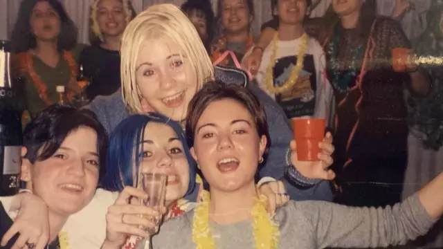 Yasmina Praderas, con 18 años, en Huesca, brinda con su copa en la Nochevieja de 1999.