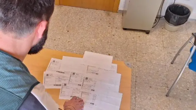Un agente de la Guardia Civil de Huesca con las recetas falsificadas.