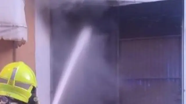Un bombero, en el incendio del transformador que ha provocado la avería