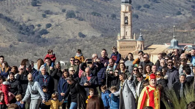 Una multitud recibe con manzanas a la máscara de Ateca en su subida al cerro de San Blas