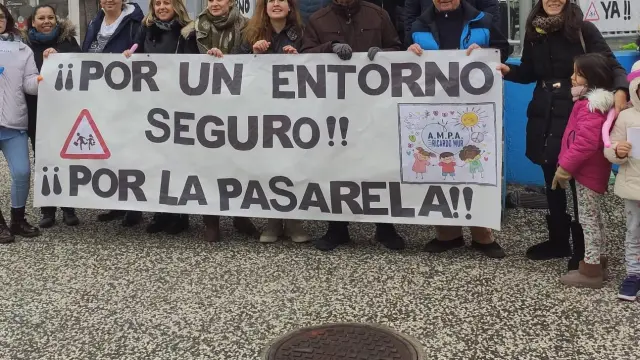 Imagen de la manifestación de las familias del colegio Ricardo Mur, este domingo en Casetas.