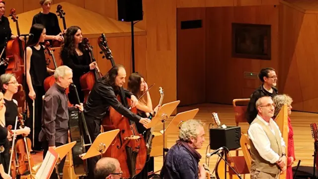 El quinteto O'Carolan saluda al público; detrás está el cuarteto Concuerda y la Orquesta de Cuerda de la Escuela de Música Municipal de Zaragoza.