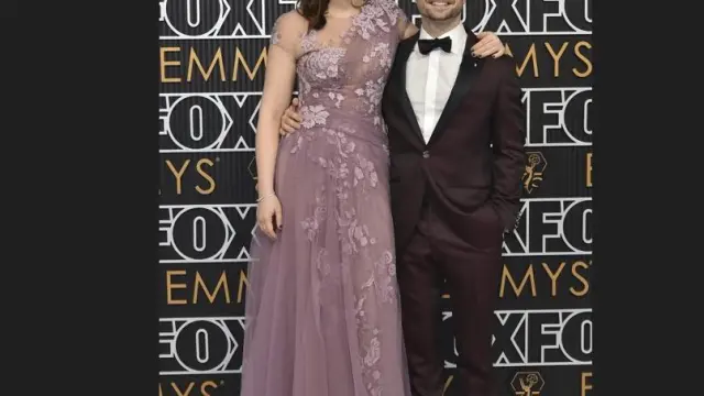 Erin Darke y Daniel Radcliffe llegan a los premios Primetime Emmy en Los Ángeles.