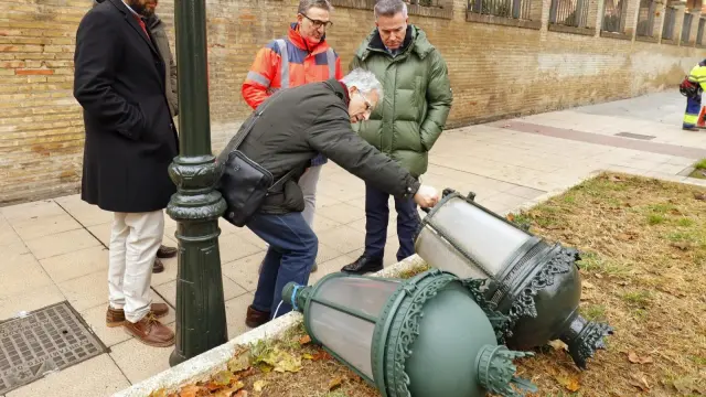 El concejal de Urbanismo, Víctor Serrano, ha visitado la calle de Ramón Pignatelli para comprobar la evolución de los trabajos.