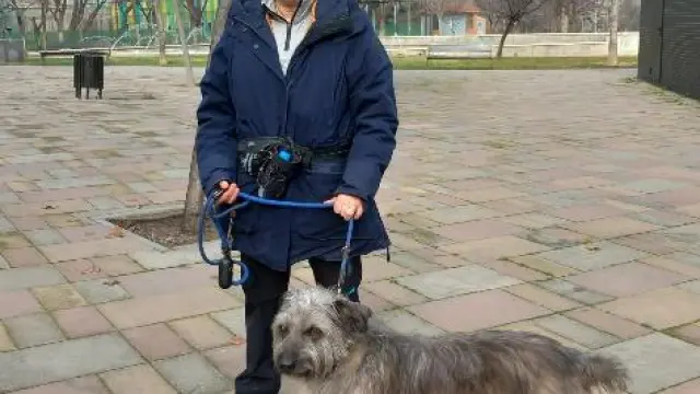 Isabel Baquerizo, afectada por el síndrome de Ménière, en el parque de San Pablo con su perro Lucho, en Zaragoza.